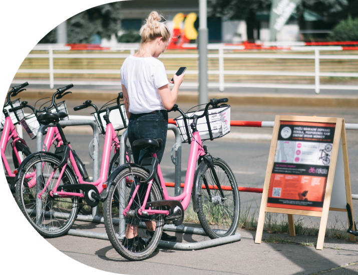Rekola bikesharing - česká růžová sdílená kola